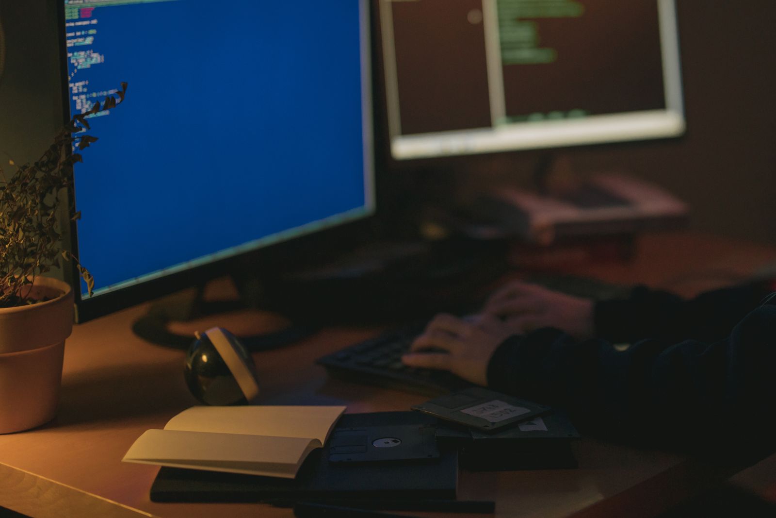 Konsulent der arbejder ved en computer
